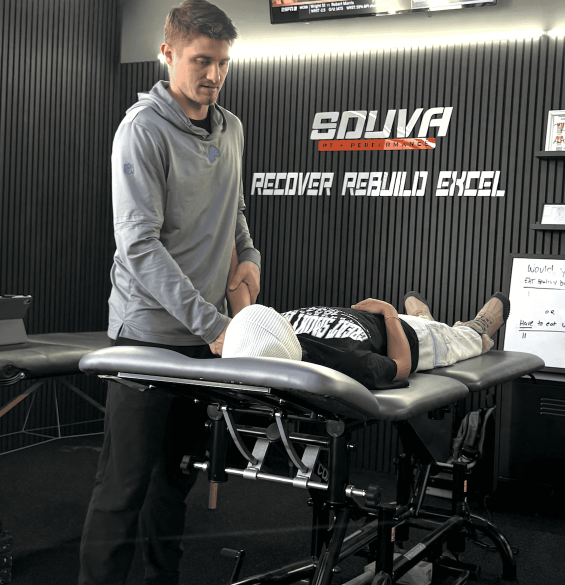 Sport Physical therapist helping athletewith shoulder pain rehab in Shelby Township