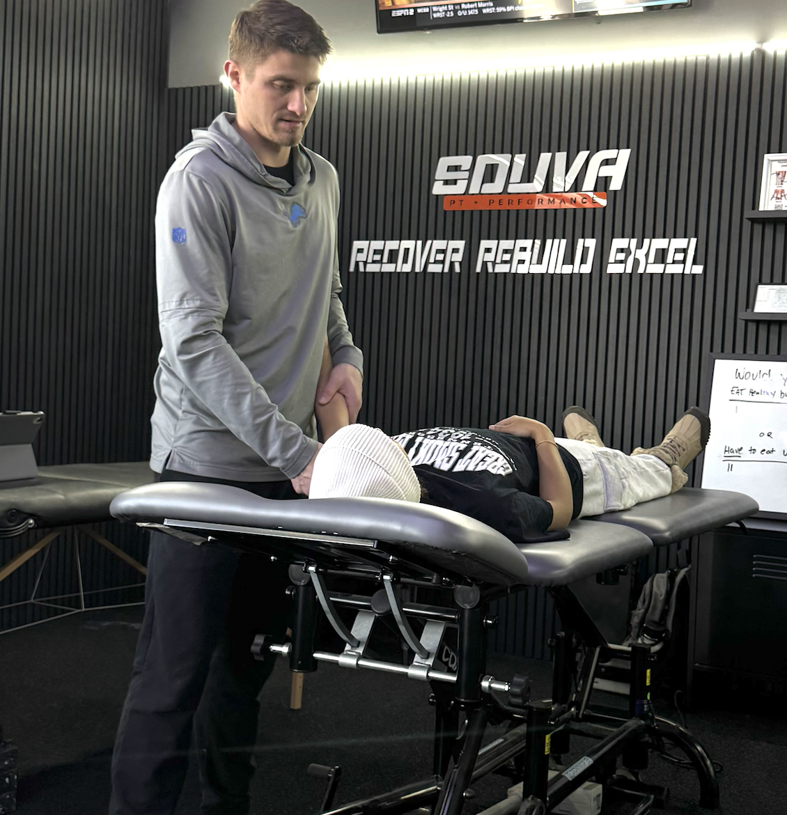 Sport Physical therapist helping athletewith shoulder pain rehab in Shelby Township